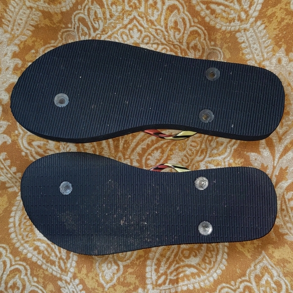 Very Bradley flip flops pineapple 🍍 7-8 - Picture 4 of 4